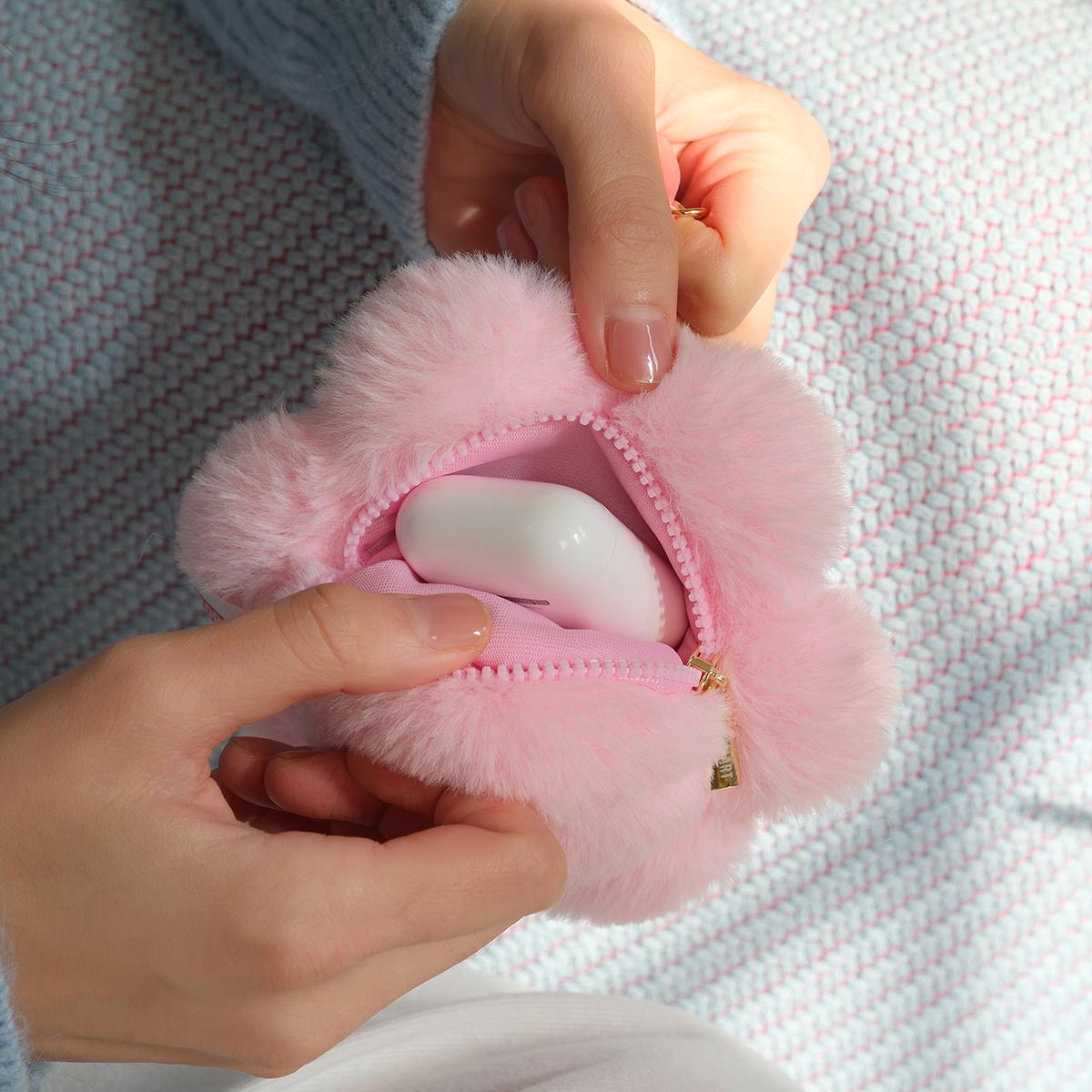 POP MART CRYBABY悲傷俱樂部系列-硅膠毛絨耳機包 Sad Club Series-Silicone Plush Earphone Bag