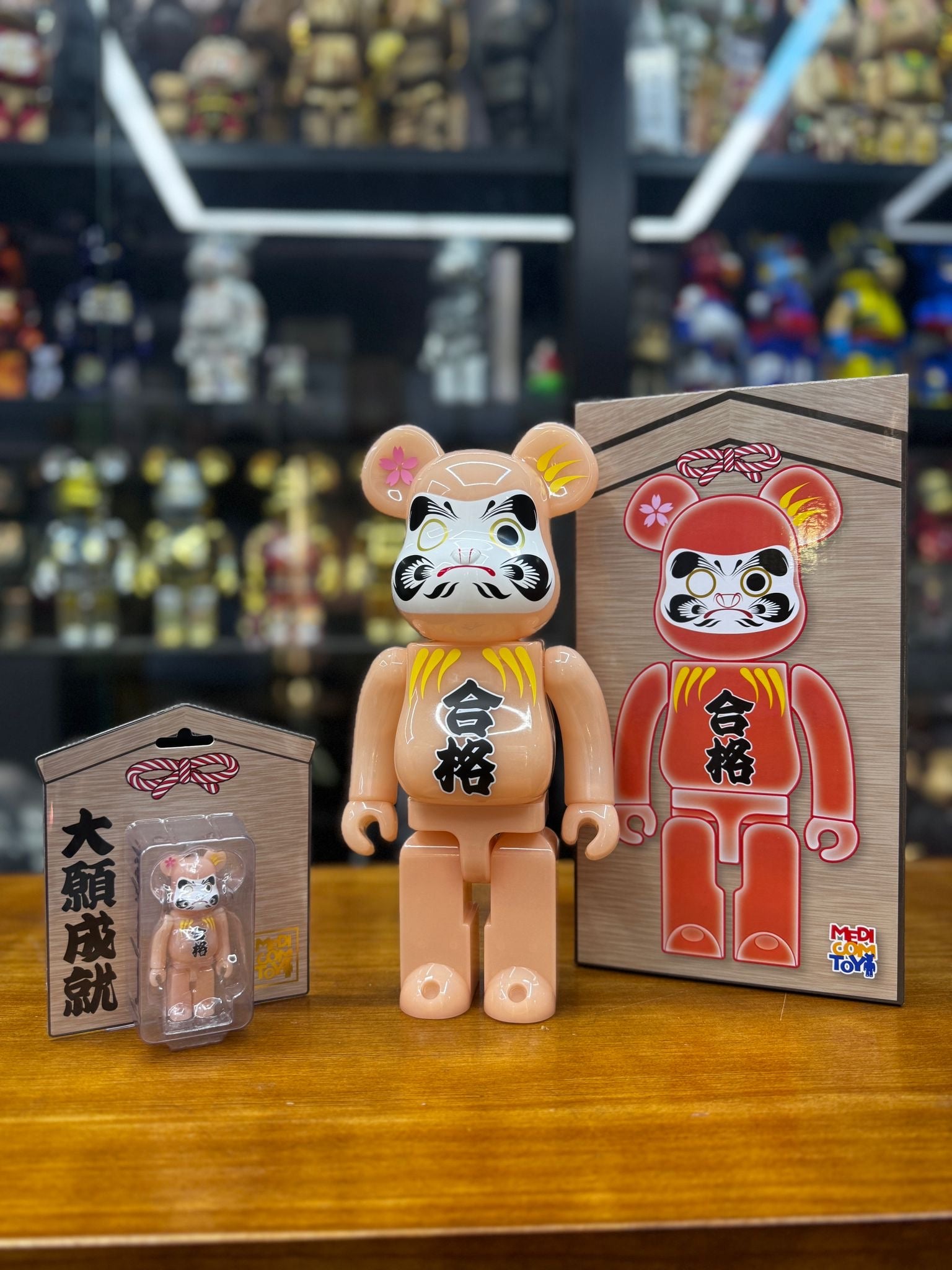 400% BE@RBRICK 達磨 合格 赤蓄光