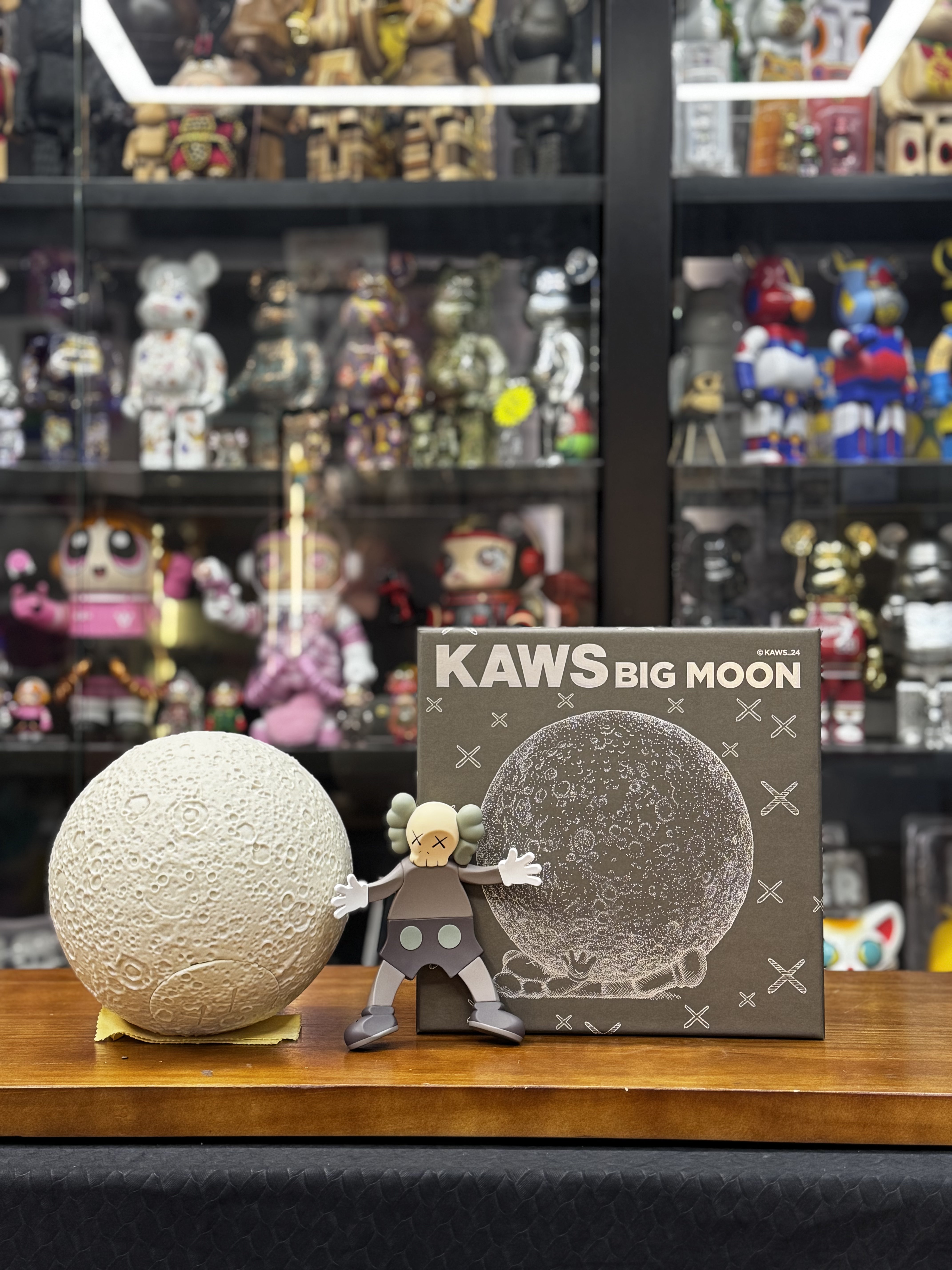 KAWS:HOLIDAY Big Moon