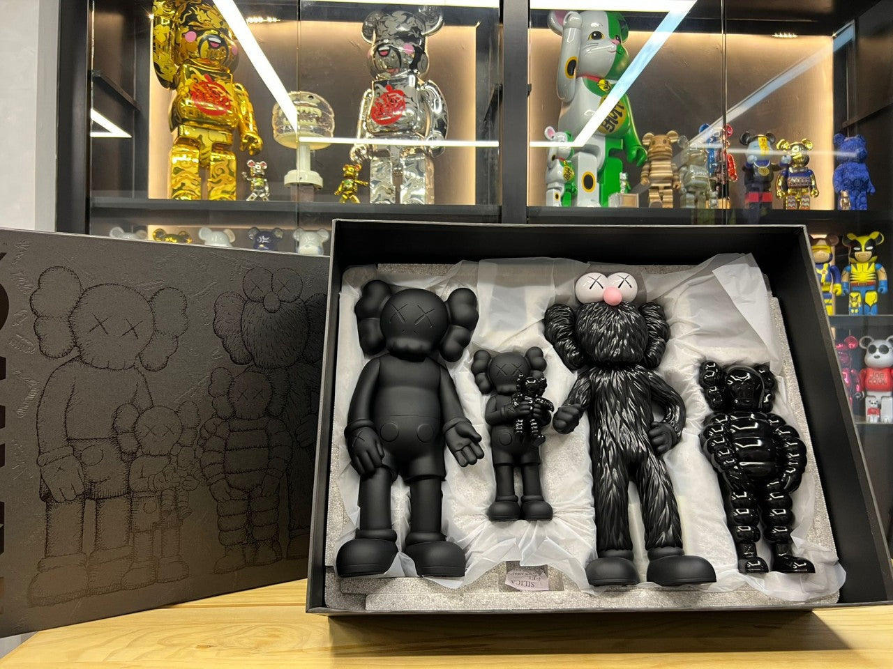 Kaws Family (Black)