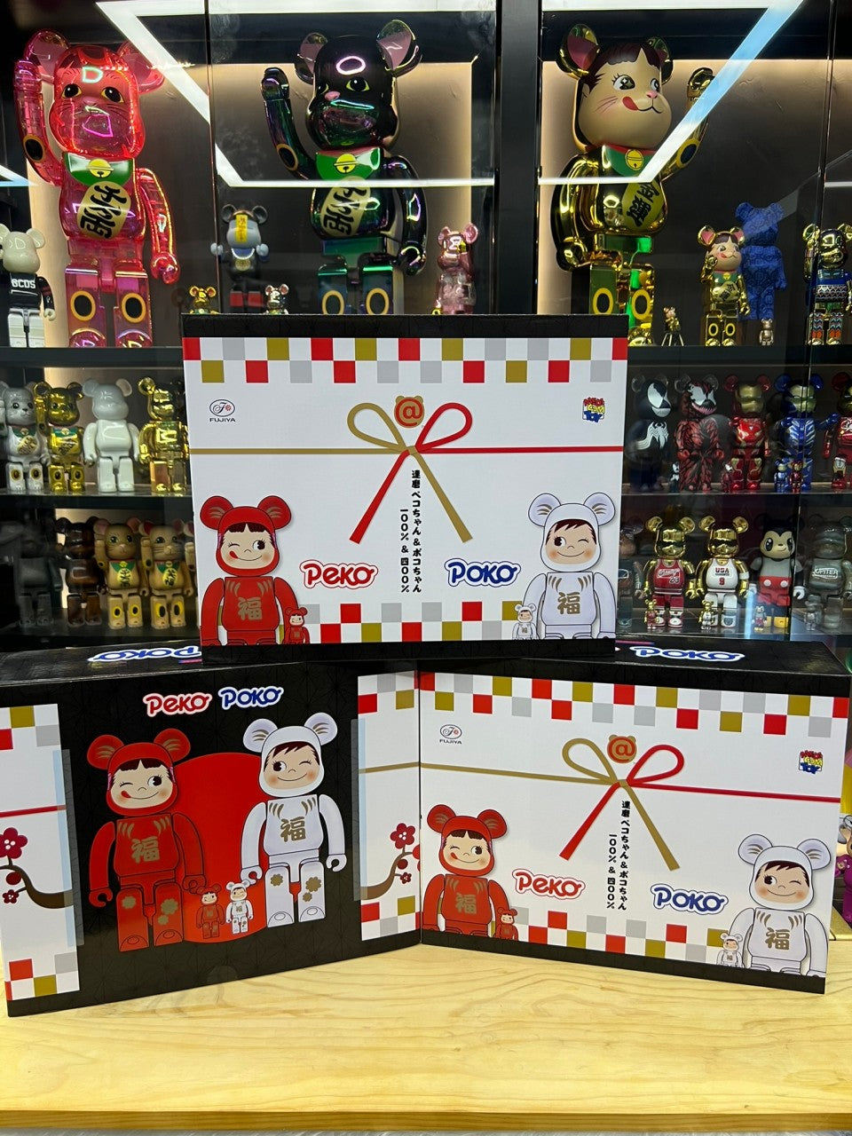 Set of 2 pcs 100% & 400% Be@rbrick Daruma Peko-chan & Poco-chan (達磨 ペコちゃん & ポコちゃん不二家 牛奶妹)