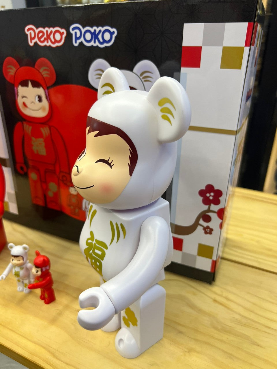 Set of 2 pcs 100% & 400% Be@rbrick Daruma Peko-chan & Poco-chan (達磨 ペコちゃん & ポコちゃん不二家 牛奶妹)