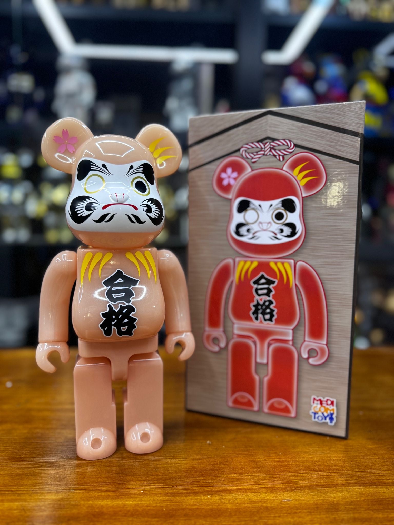 400% BE@RBRICK 達磨 合格 赤蓄光