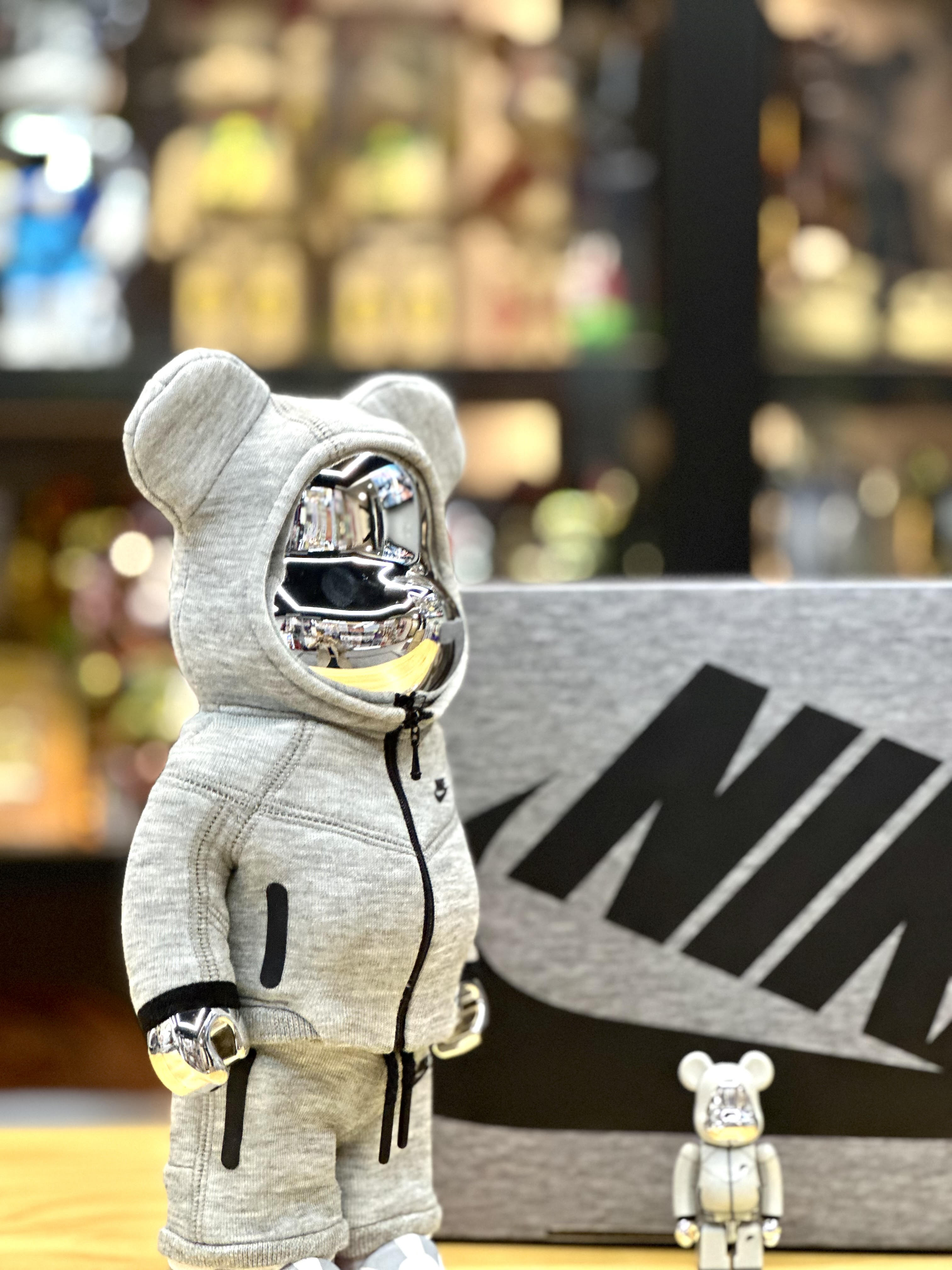 100 % et 400 % Be@rbrick Nike Tech Fleece
