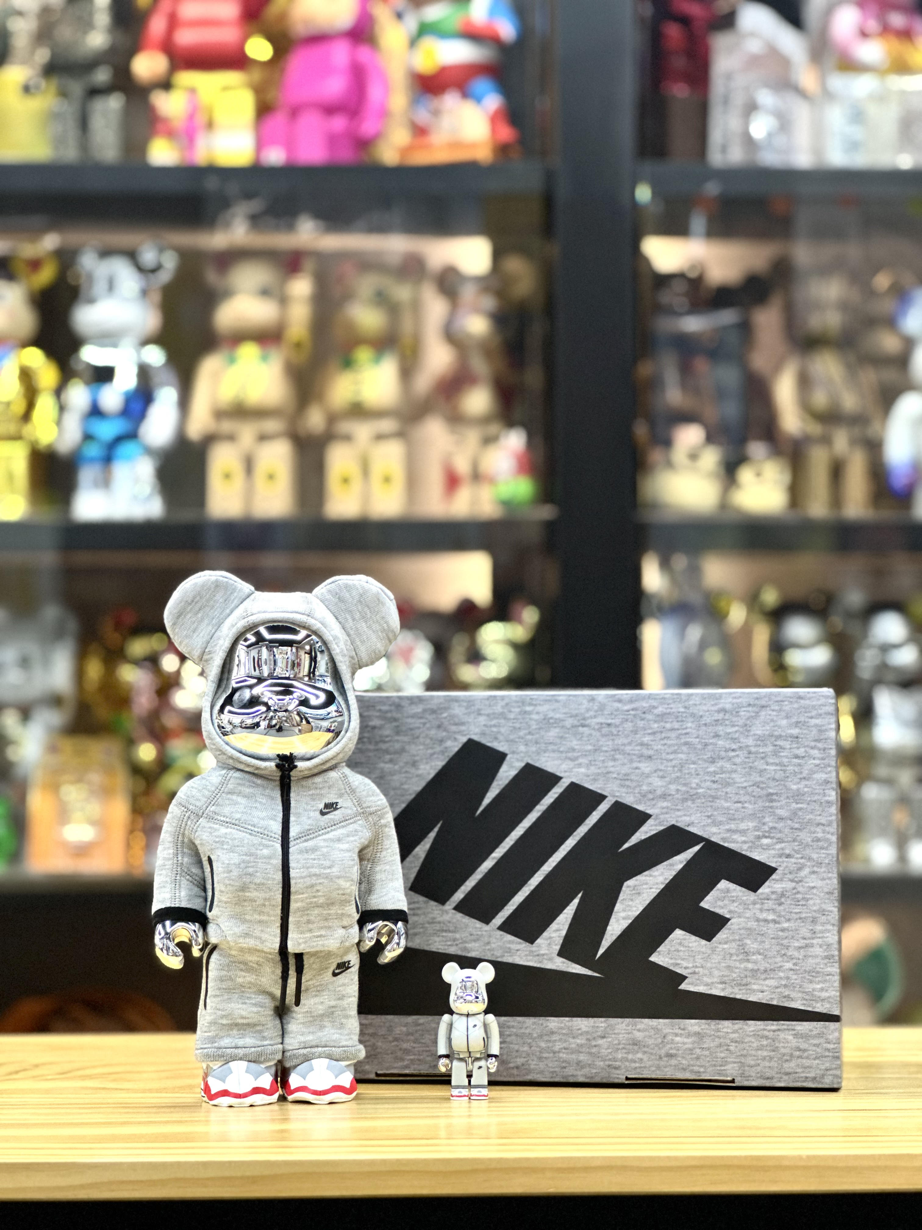 100 % et 400 % Be@rbrick Nike Tech Fleece