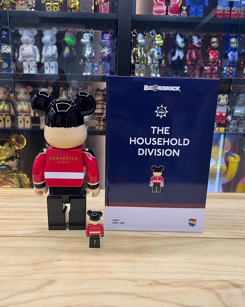 100% & 400% Be@rbrick Queen`s guard Macau 2022