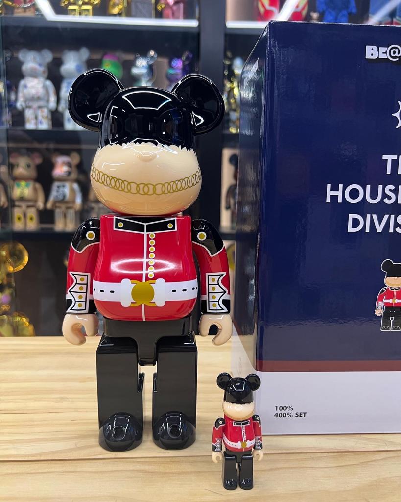 100% & 400% Be@rbrick Queen`s guard Macau 2022