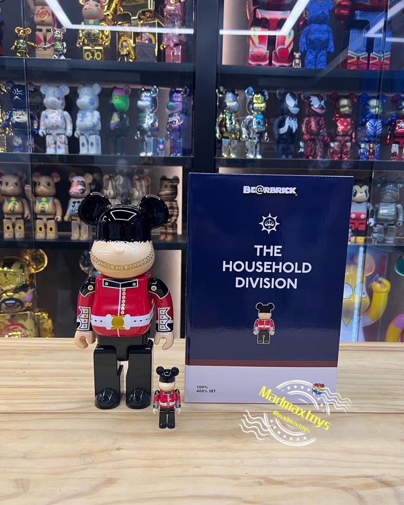 100% & 400% Be@rbrick Queen`s guard Macao 2022