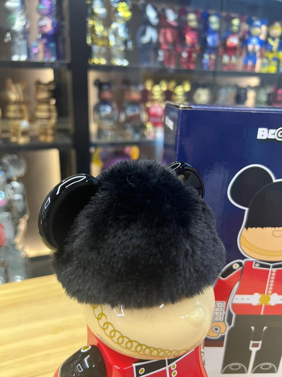 100% & 400% Be@rbrick Queen`s guard Macau 2022