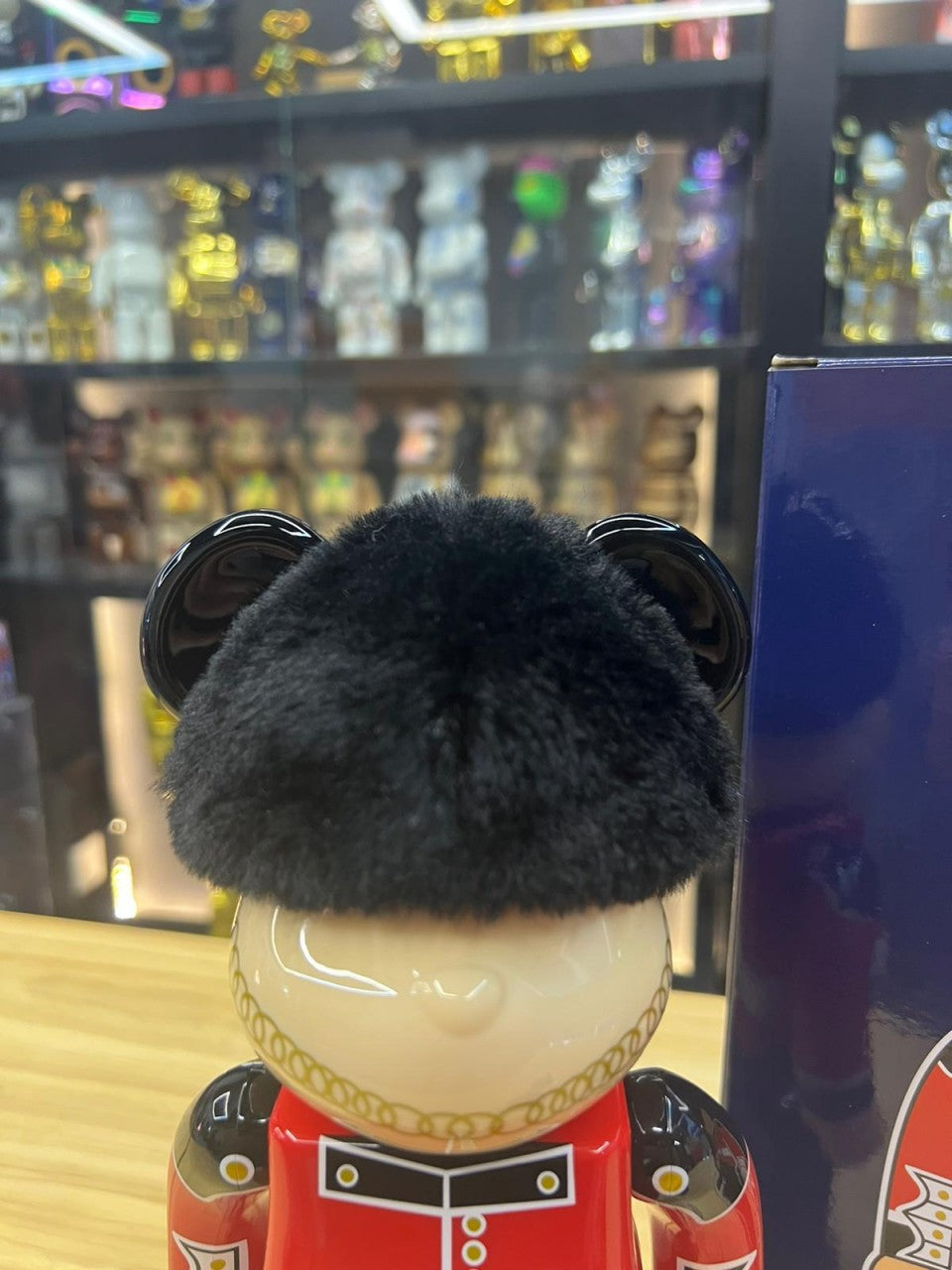 100% & 400% Be@rbrick Queen`s guard Macau 2022