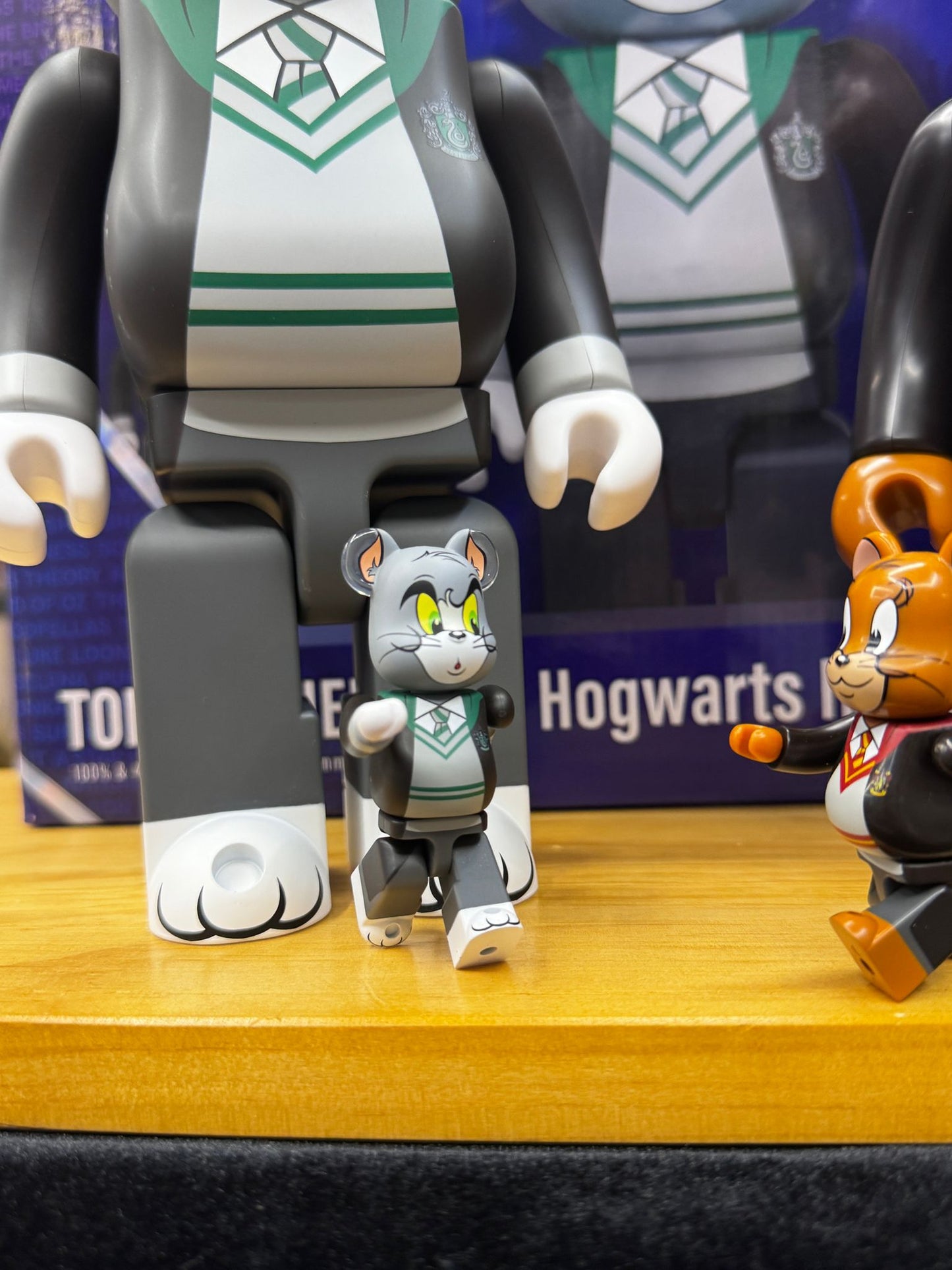 ชุด 2 ชิ้น 100% และ 400% Be@rbrick Tom &amp; Jerry ในเสื้อคลุมบ้าน Hogwarts