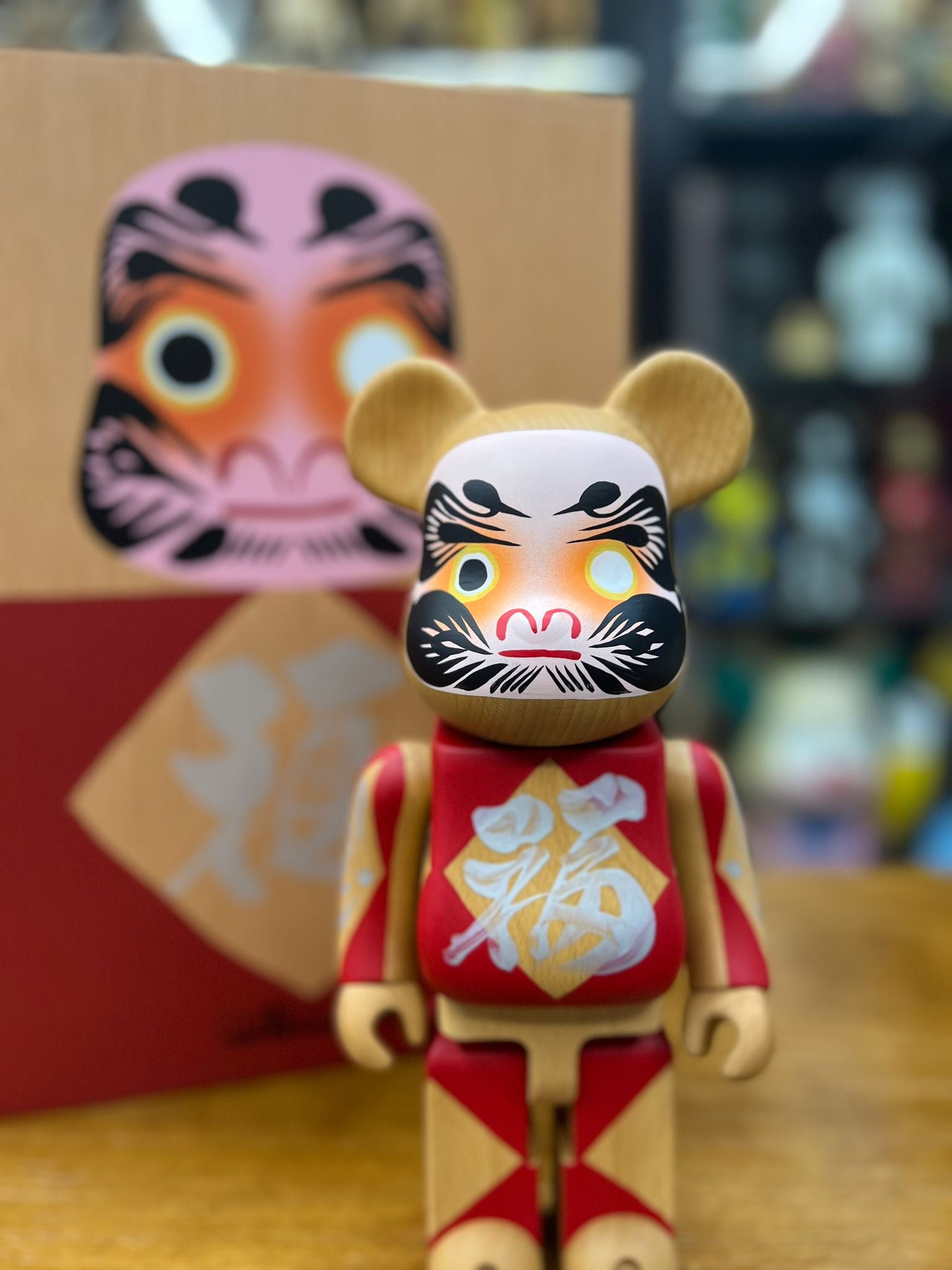 400% Be@rbrick カリモク 達磨 四 銀 (Karimoku Daruma)