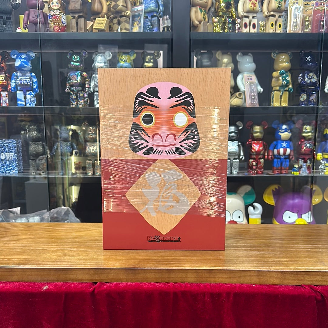 400% Be@rbrick カリモク 達磨 四 銀 (Karimoku Daruma)