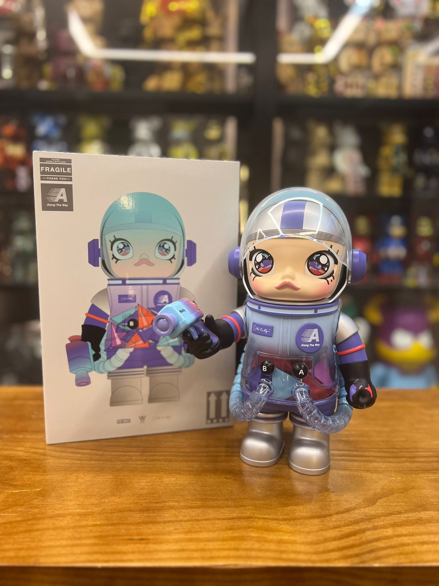 400% MEGA SPACE MOLLY Louis De Guzman – Madmaxtoys
