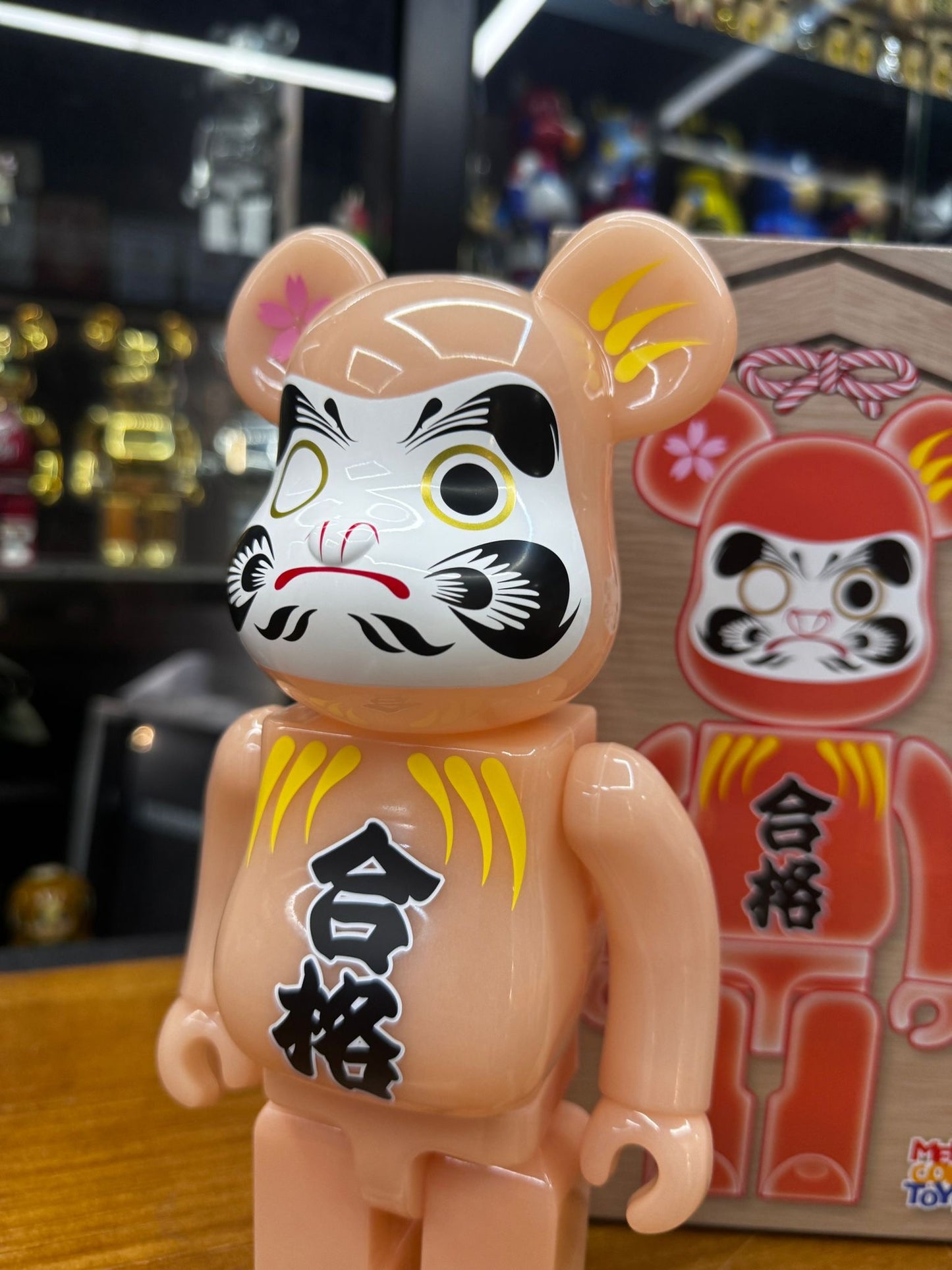 400% BE@RBRICK 達磨 合格 赤蓄光