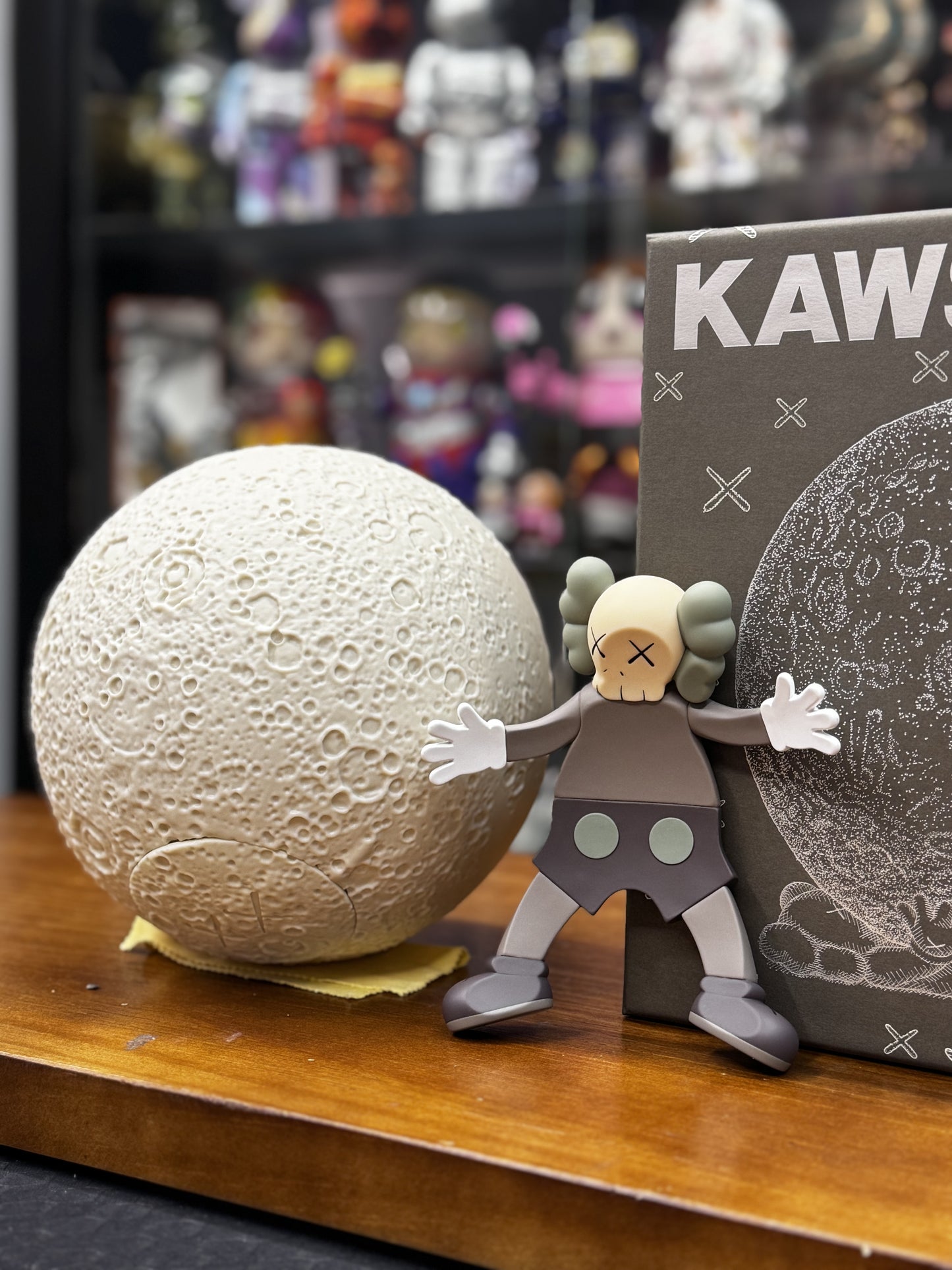 KAWS:HOLIDAY  Big Moon