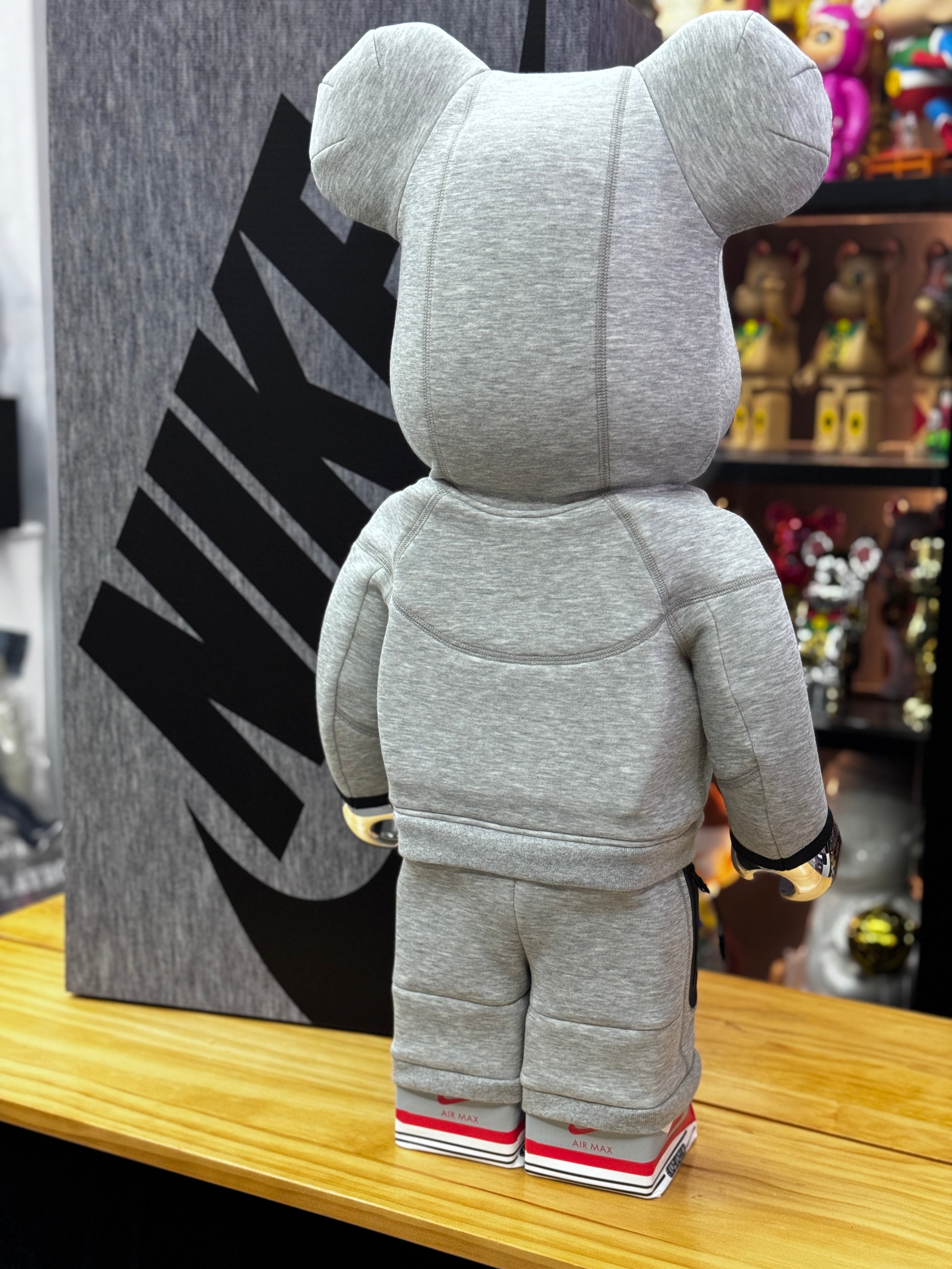 ผ้าฟลีซ Be@rbrick Nike Tech 1,000%