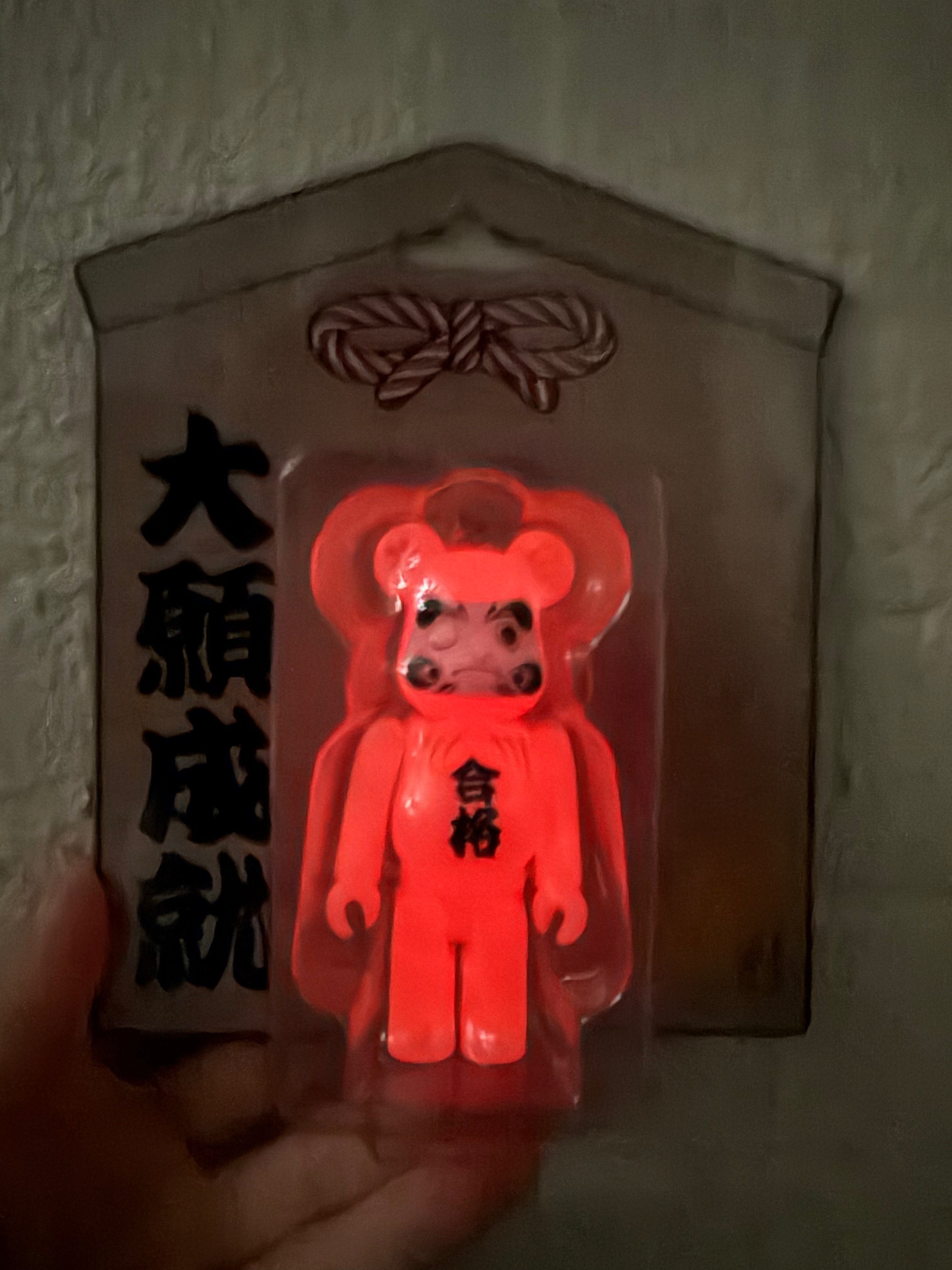 100% BE@RBRICK 達磨 合格 赤蓄光