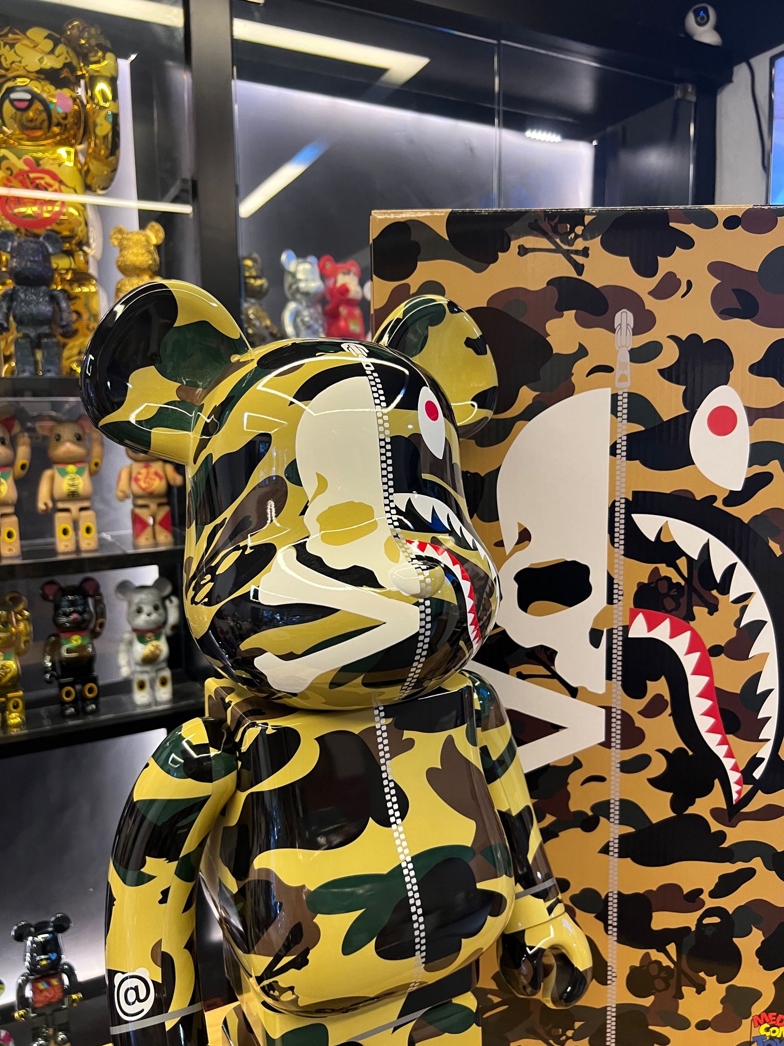 1,000% Be@rbrick ผู้บงการ x Bape (สีเหลือง)