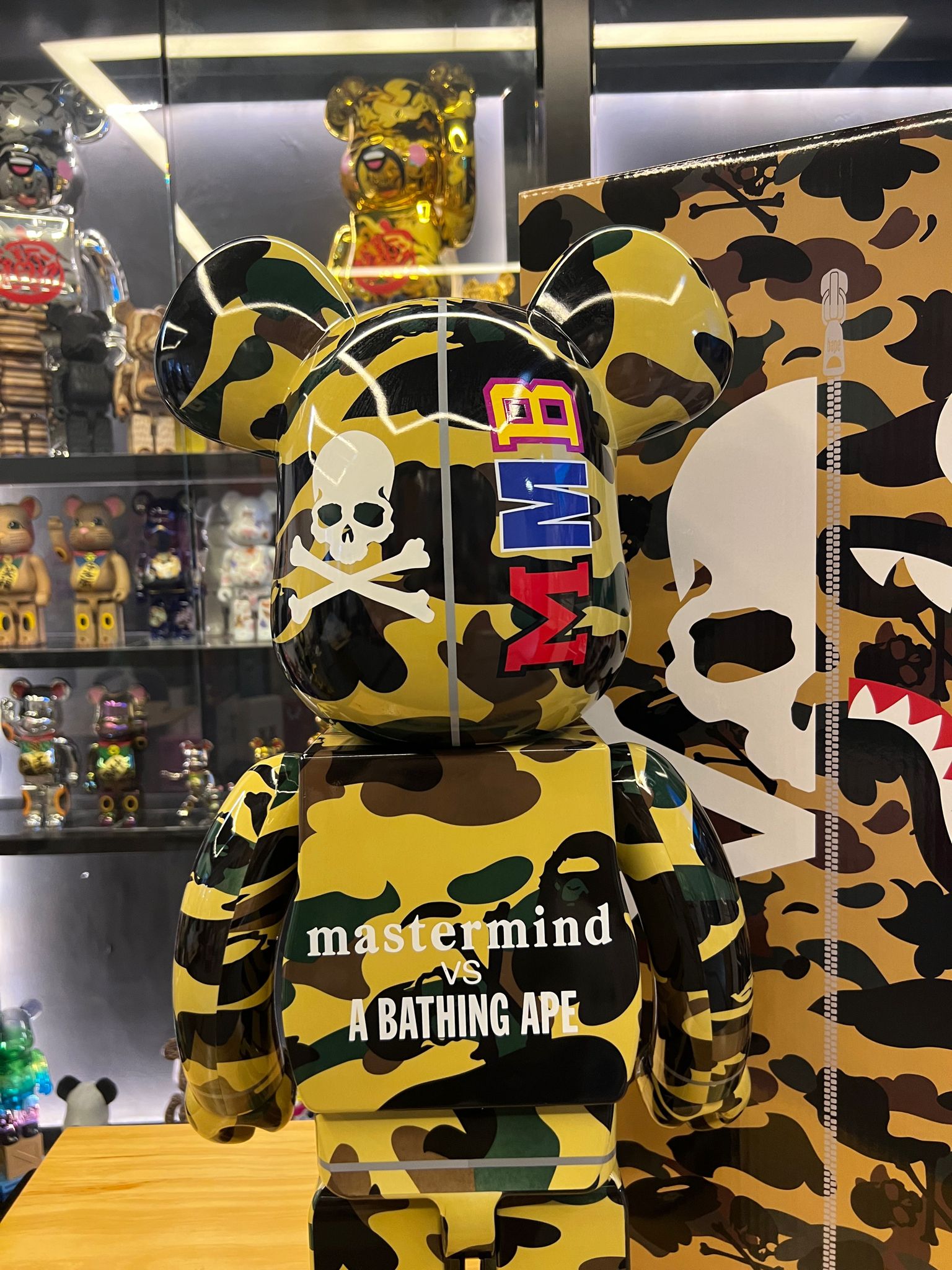 1000% Be@rbrick Mastermind x Bape (Jaune)