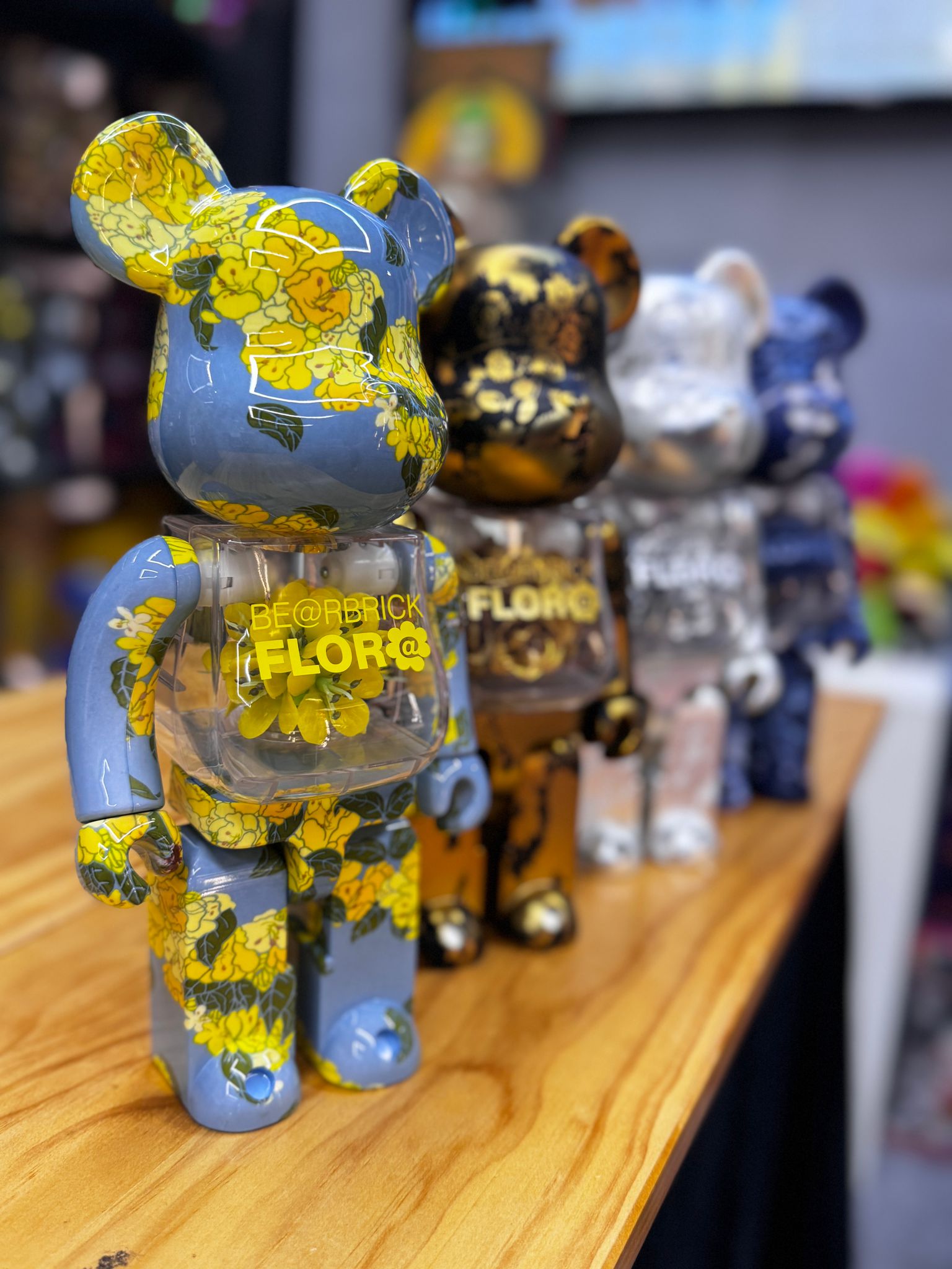 400% Be@rbrick Flor@ Golden Shower Flowers