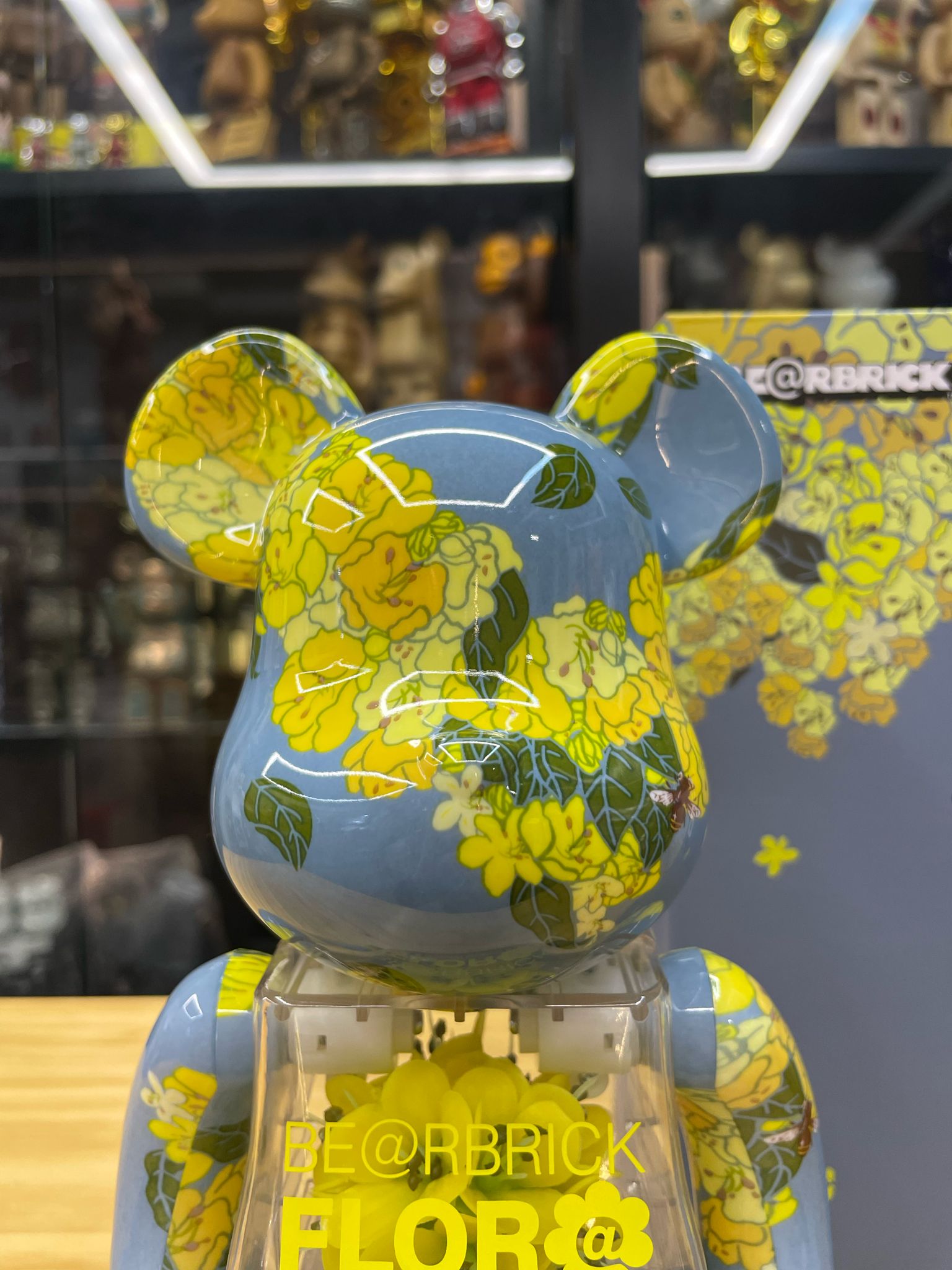 400% Be@rbrick Flor@ Golden Shower Flowers