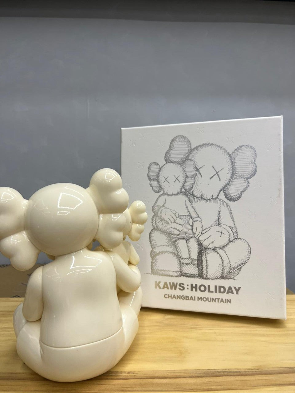 Kaws Holiday Changbai Mountain Changbai Mountain- รูป (ขาวขาว)
