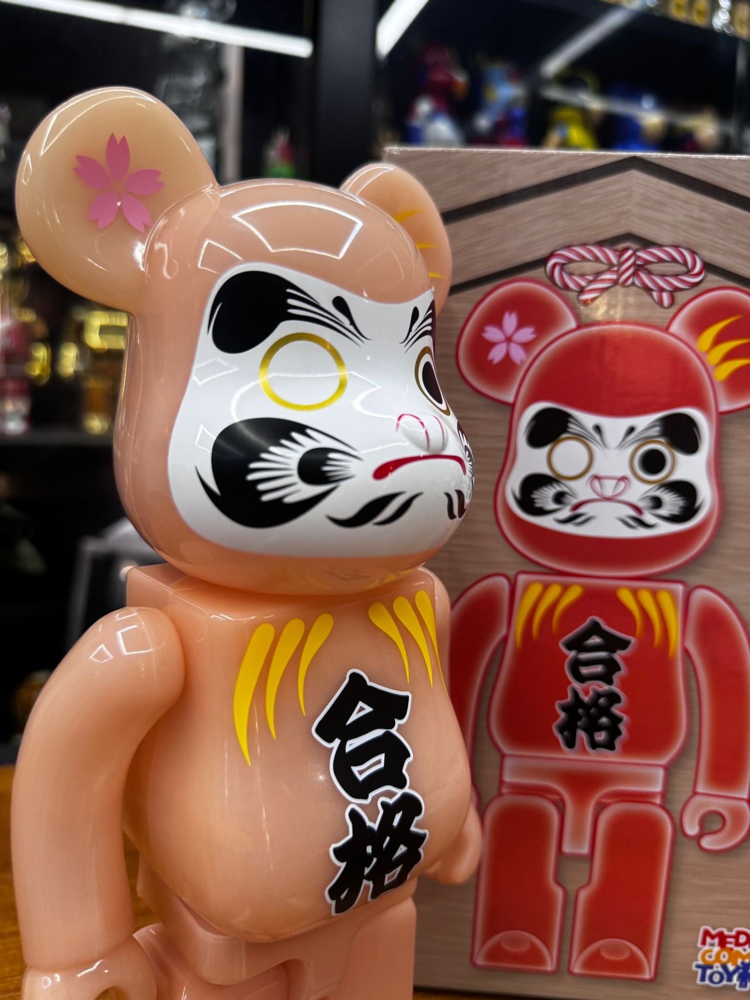 400% BE@RBRICK 達磨 合格 赤蓄光