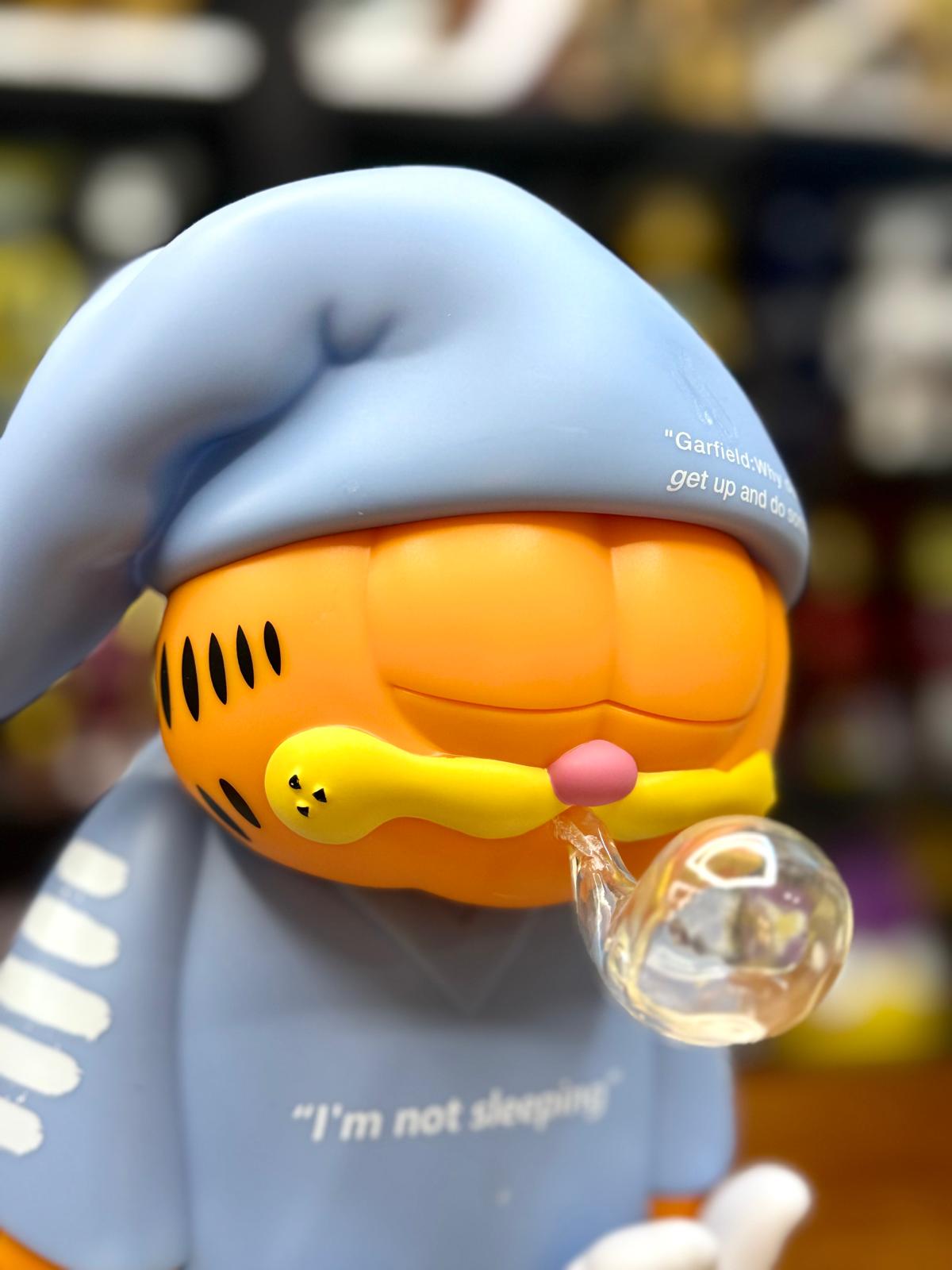 Garfield - "Je ne dors pas" version somnambule 26 cm de Garfield (version bleue)