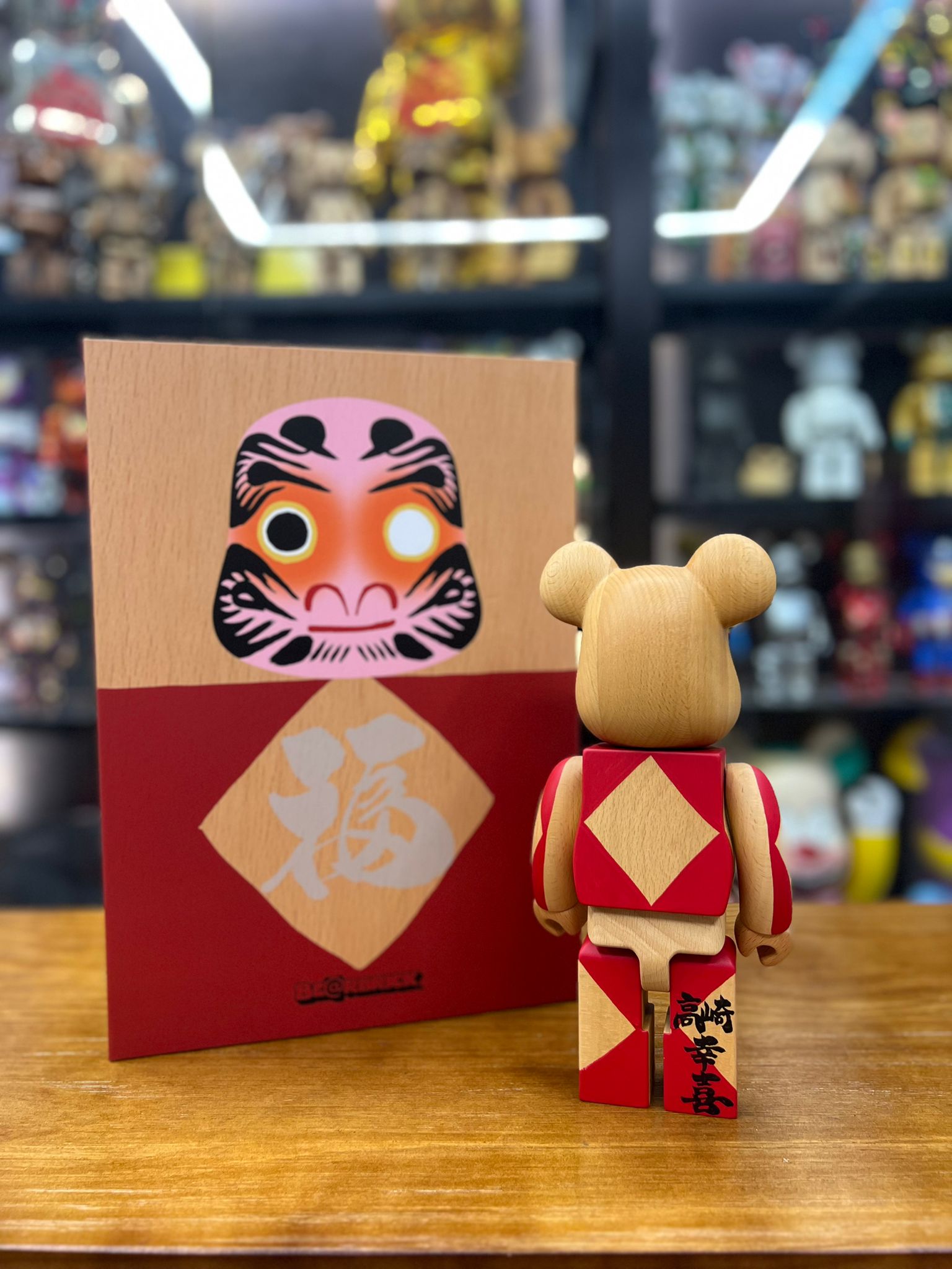 400% Be@rbrick カリモク 達磨 四 銀 (Karimoku Daruma)