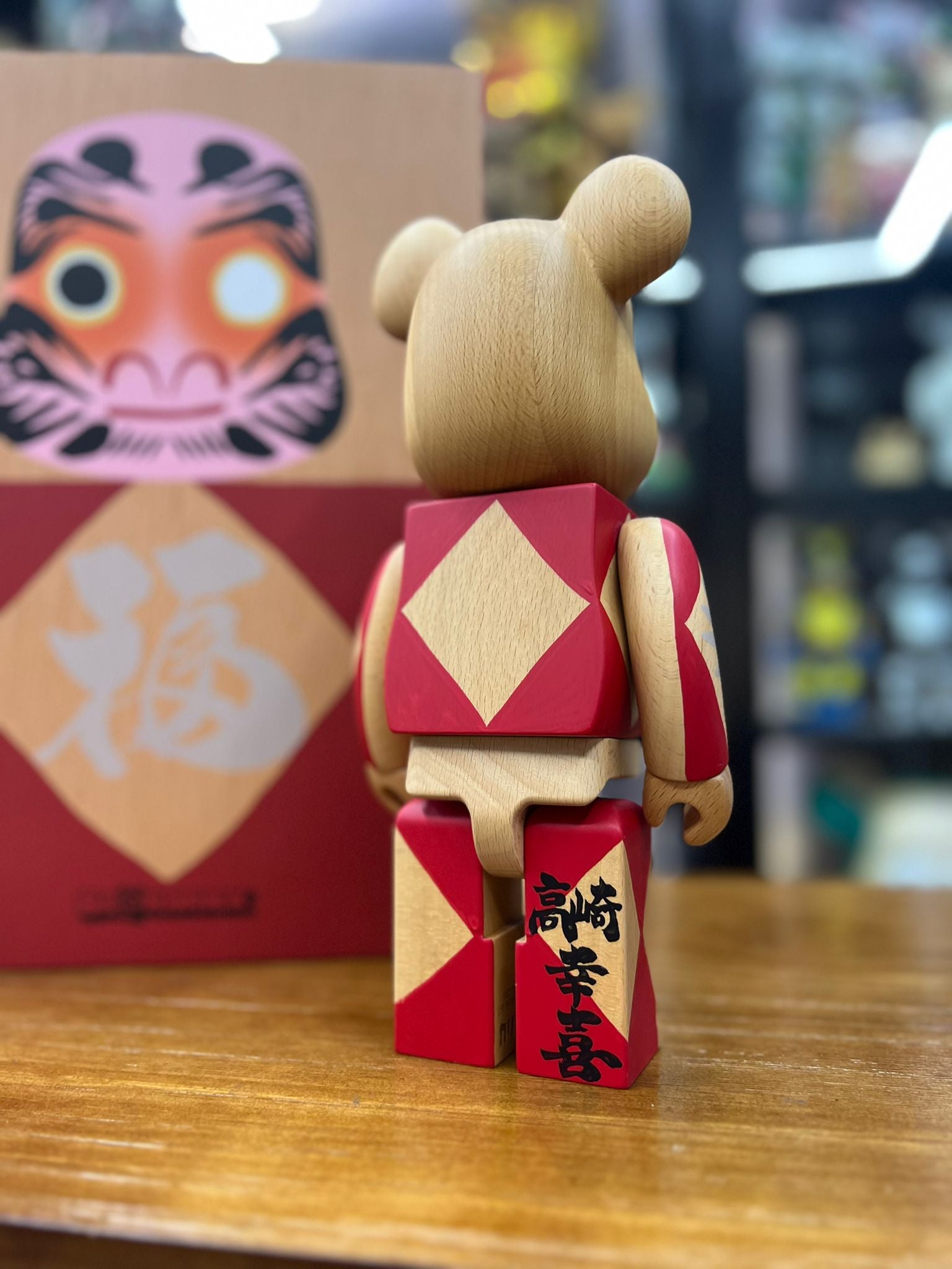 400% Be@rbrick カリモク 達磨 四 銀 (Karimoku Daruma)