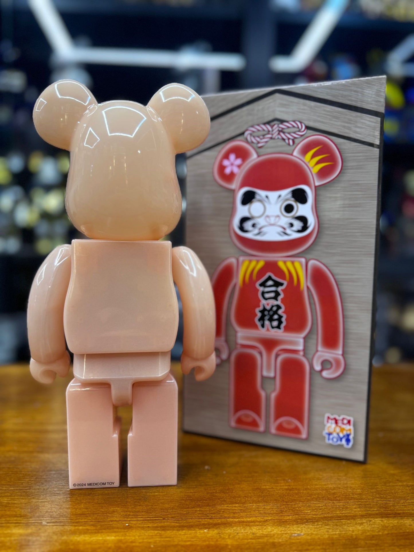 400% BE@RBRICK 達磨 合格 赤蓄光