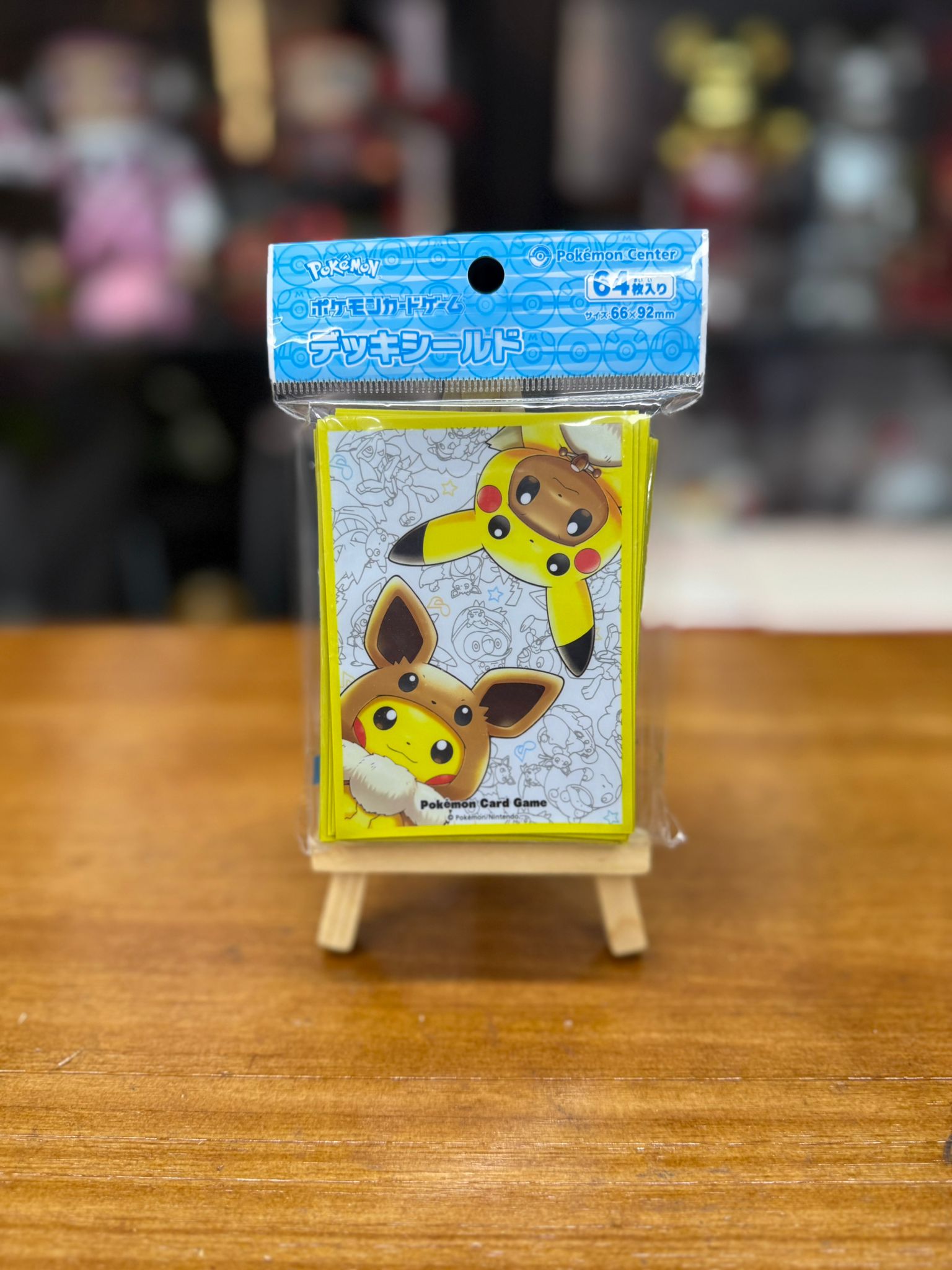 ポケモンカードデッキシールド 64枚入りスリーブ ポケモンセンター限定 FAN OF PIKACHU & EVUI ピカチュウ イーブイ