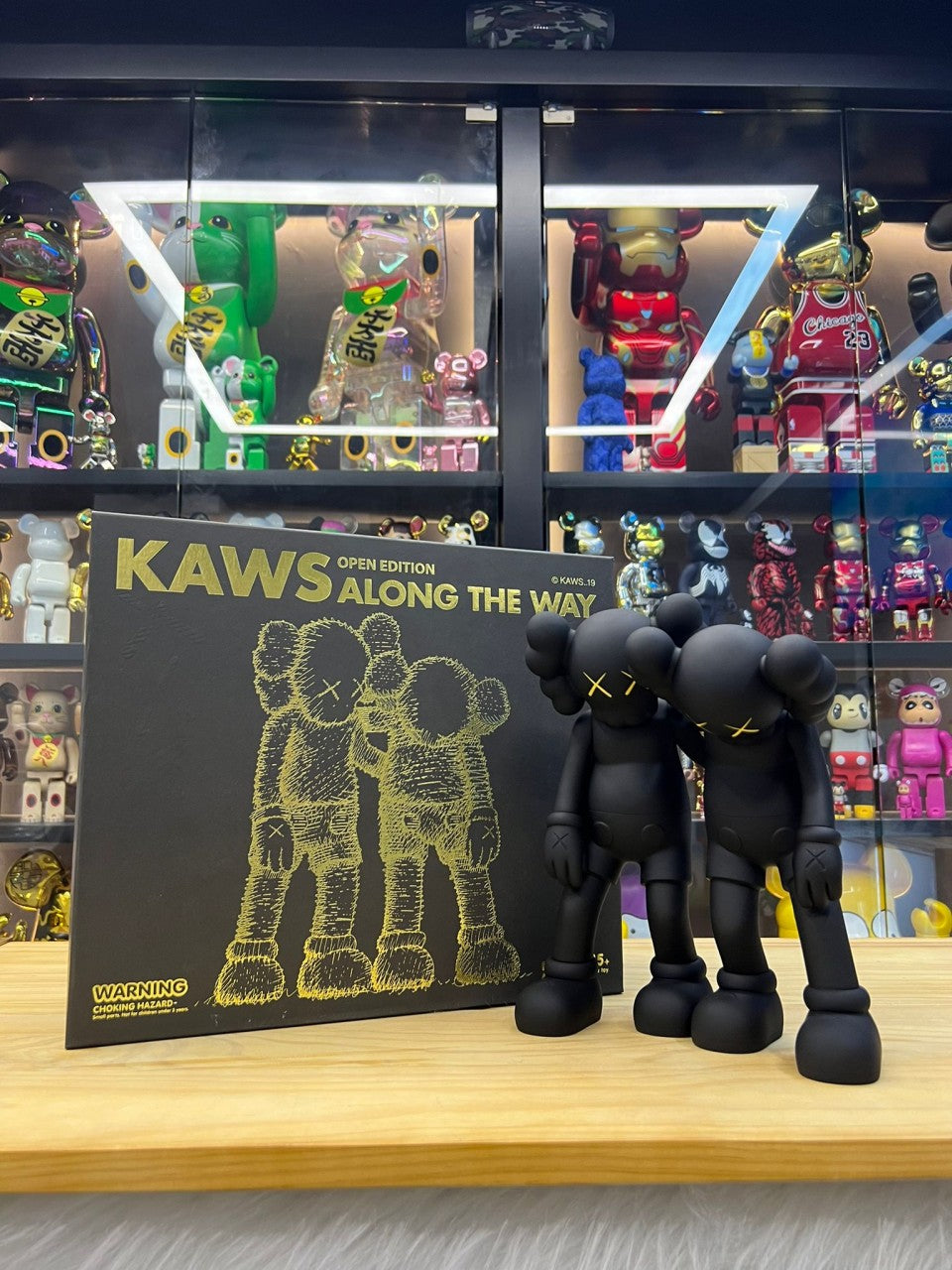 Kaws en chemin (Noir)