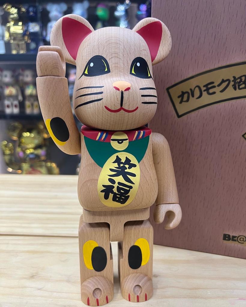 400％ Be@rbrick カリモク 招き猫 四 笑福 招財貓 (Neko Maneki Lucky Cat)