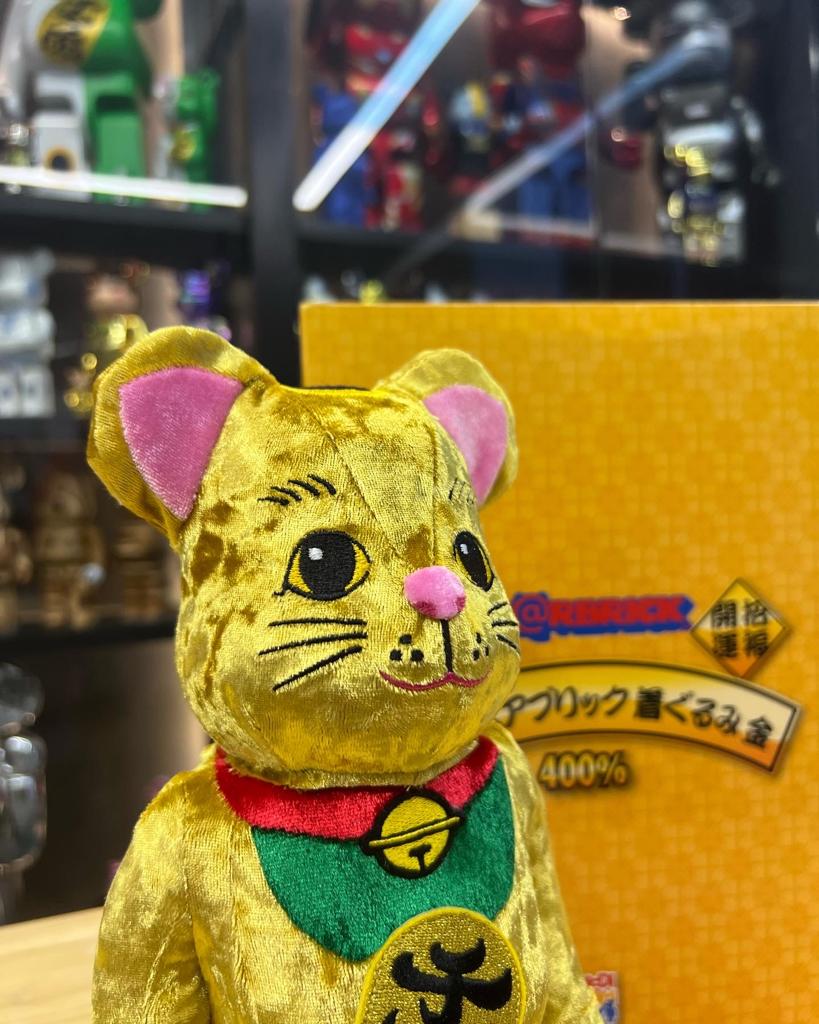 400% Be@rbrick 招き猫金着ぐるみ版毛毛金色招財貓– Madmaxtoys