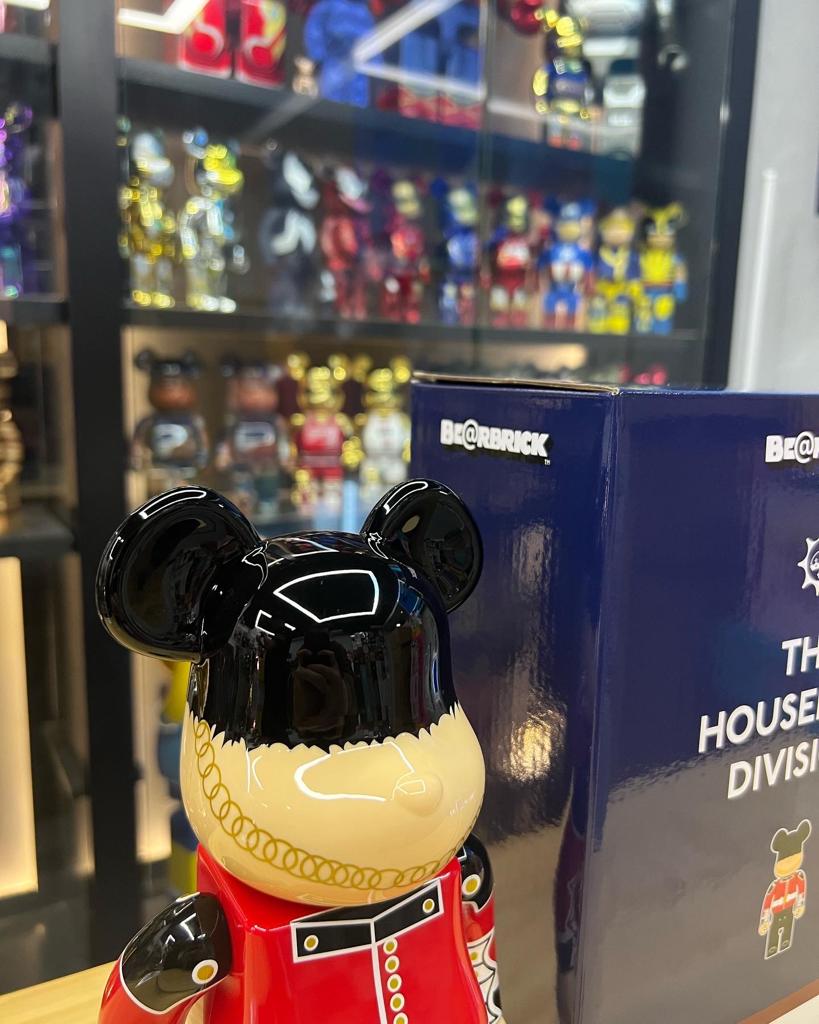 100% &amp; 400% Be@rbrick Queen`s guard Macao 2022