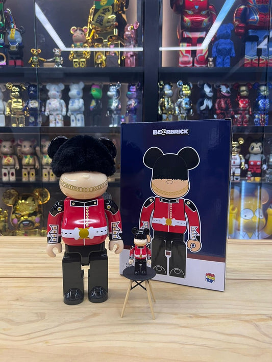 100% &amp; 400% Be@rbrick Queen`s guard Macao 2022